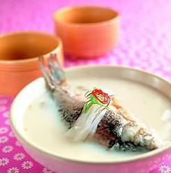 Táo đỏ hầm canh cá